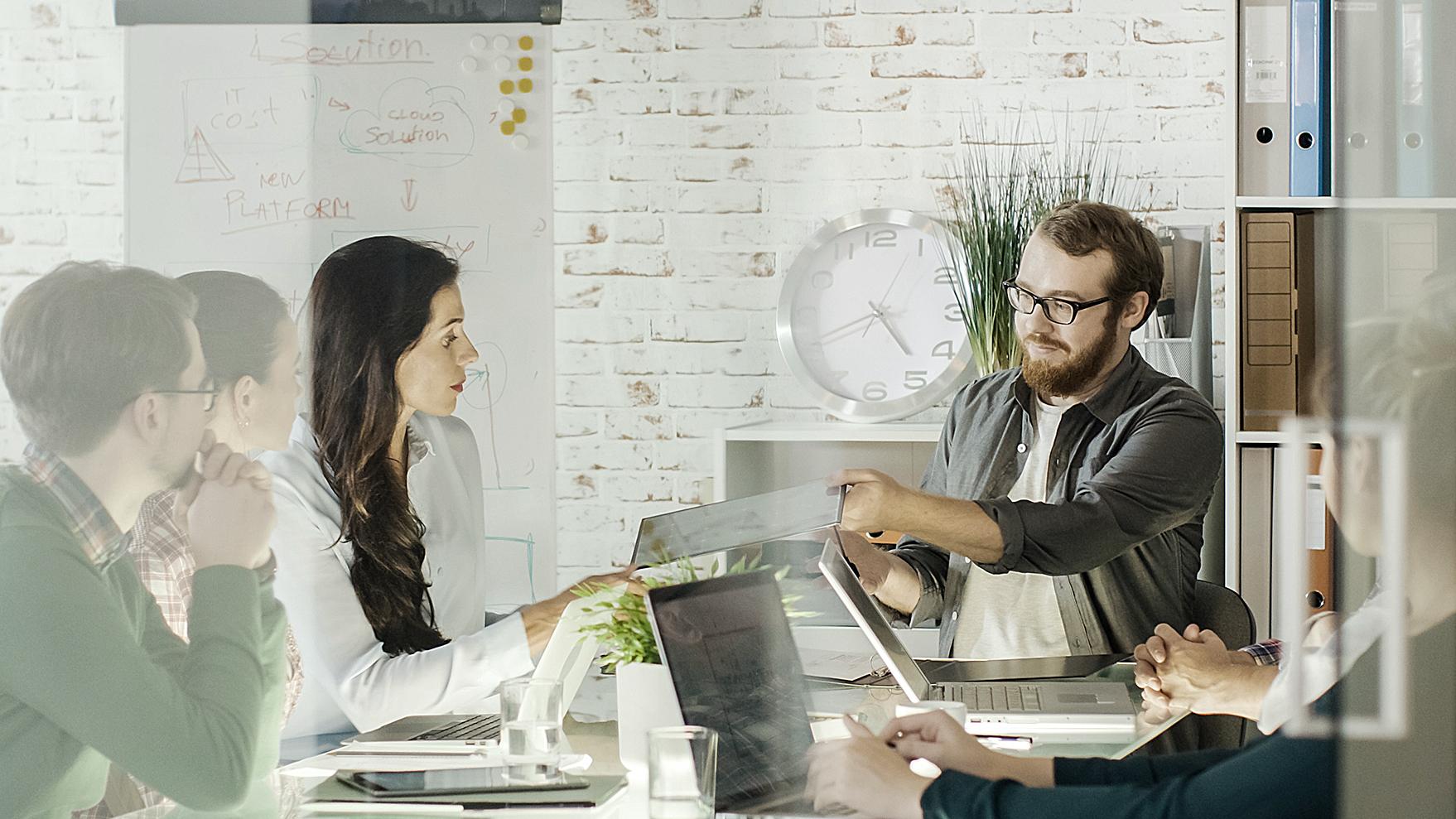 Menschen einer innovativen Agentur diskutieren Technologie des Solarpaneels auf ihrem täglichen strategischen Treffen. Sie sitzen im modernen Konferenzraum.