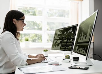 KPI-Daten auf Computerbildschirm Analytische Frau, die KPI-Daten auf dem Computerbildschirm betrachtet