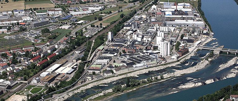 Luftaufnahme von einem Stadtteil in Rheinfelden mit Rhein-Ansicht