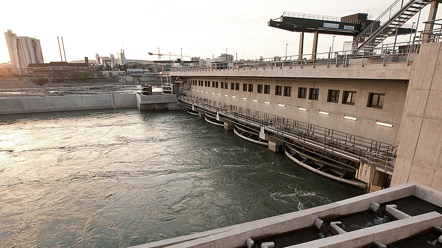 Technisches Bild des Hochrhein-Wasserkraftwerks von Energiedienst in Rheinfelden. Das Kraftwerk produziert Ökostrom aus der Kraft des Flusses Rheins.
