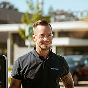 Person steht an einer Ladesäule