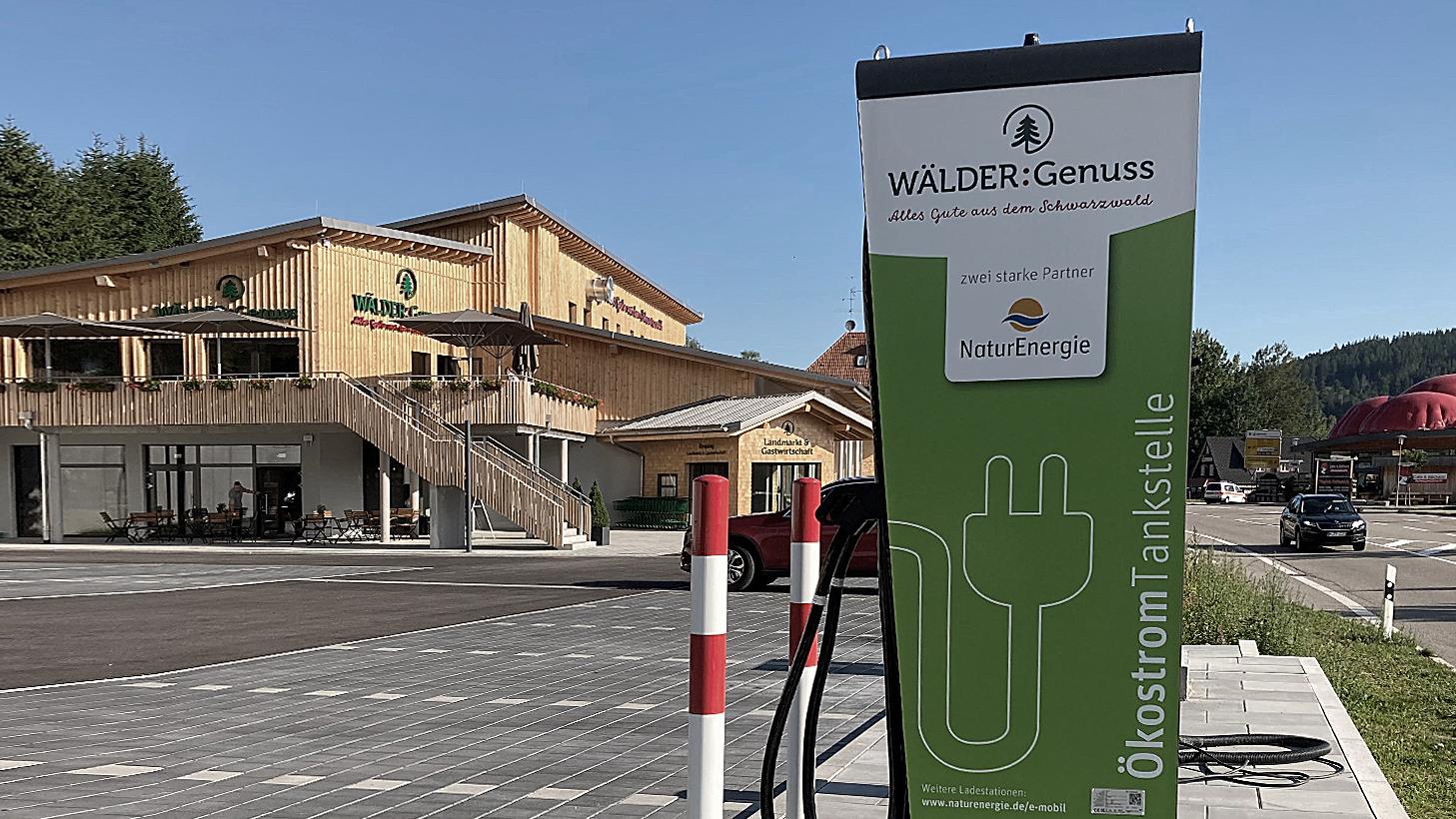 Eine öffentliche E-Ladesäule von NaturEnergie und Wälder Genuss vor einem Landmarkt in Feldberg-Bärental