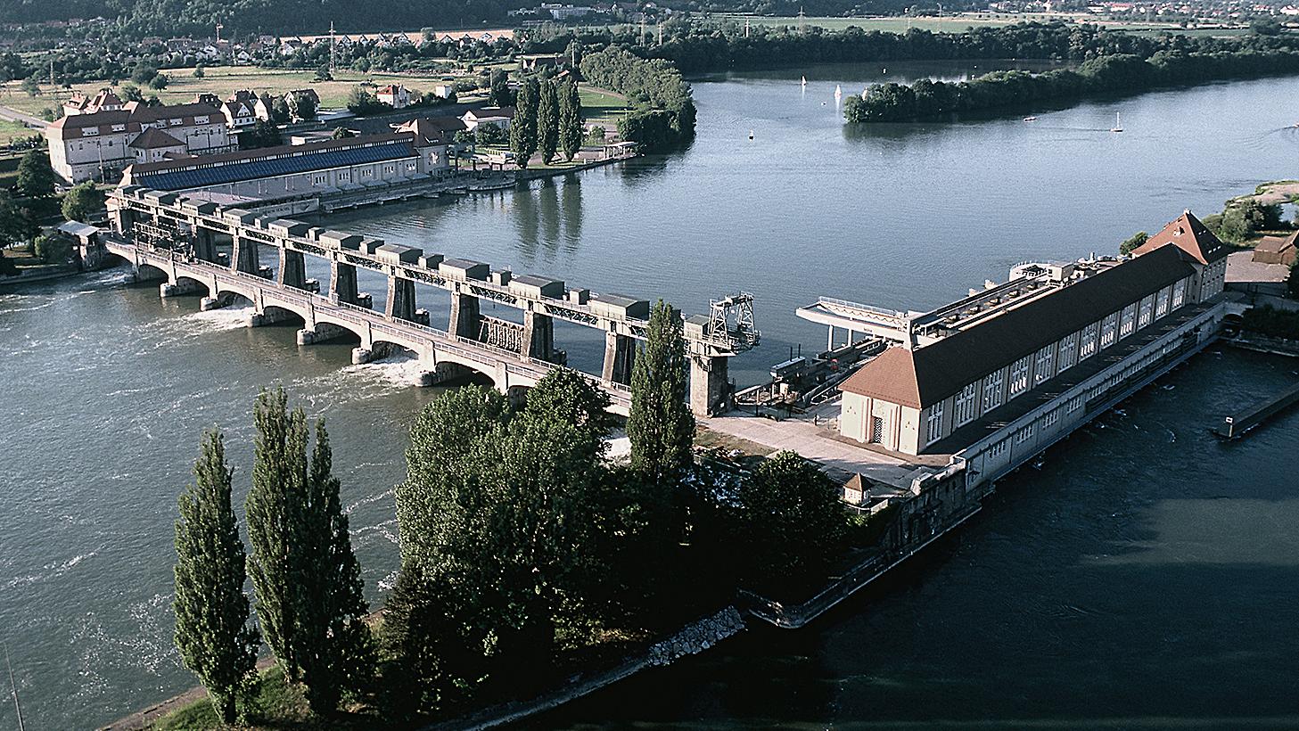 Das Wasserkraftwerk von Energiedienst in Whylen. Das Kraftwerk produziert Ökostrom der Marke NaturEnergie aus der Kraft des Flusses Rheins.
