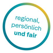 Runder Claim-Sticker mit dem Text „regional, persönlich und fair“.