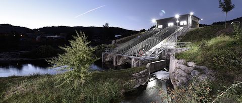 Das kleine Wasserkraftwerk von Energiedienst in Hausen im Wiesental in der Abenddämmerung. Das Kraftwerk produziert Ökostrom aus der Kraft des Flusses Wiese.