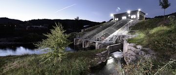 Wasserkraftwerk Hausen Abenddämmerung Das kleine Wasserkraftwerk von Energiedienst in Hausen im Wiesental in der Abenddämmerung. Das Kraftwerk produziert Ökostrom aus der Kraft des Flusses Wiese.