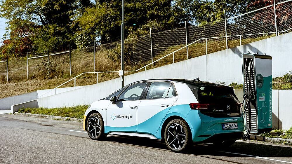VW ID.3 mit naturenergie-Branding an High Power Charger angeschlossen