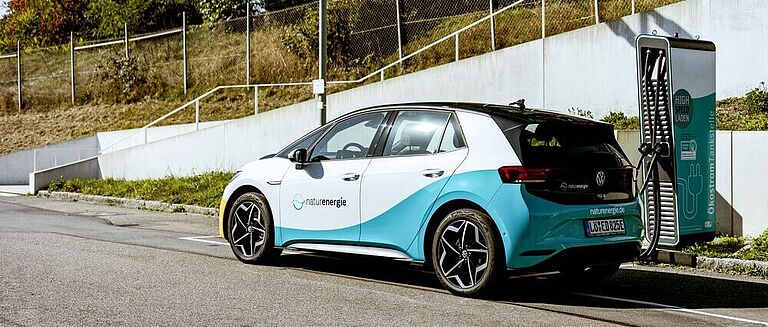 VW ID.3 mit naturenergie-Branding an High Power Charger angeschlossen