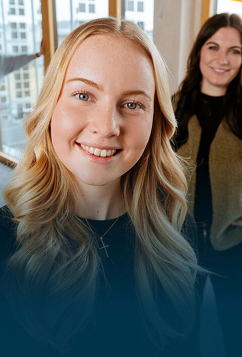 Ein Mädchen macht ein Selfie mit vier anderen Jugendlichen.