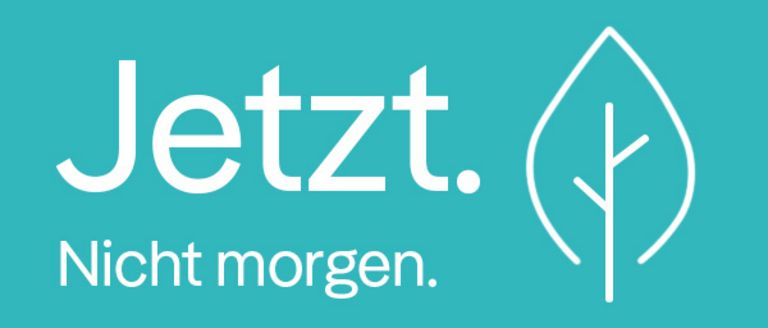 Auf der linken Seite des Bildes steht groß "Jetzt. Nicht morgen" und auf der rechten Seite befindet sich eine Abbildung eines Blattes