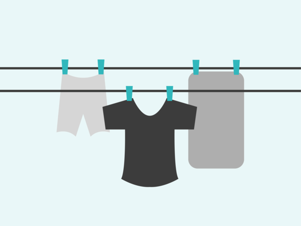 Ein Bild mit Kleidung auf einer Wäscheleine. Die Wäsche auf einer Leine zu trocknen spart mehr Energie als einen Trockner zu nutzen. Falls keine Möglichkeit besteht, die Wäsche an einer Leine zu trocknen, besser gebündelt einmal die Woche waschen und trocknen als mehrmals pro Woche.  
