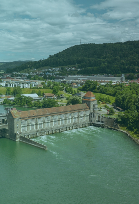 Auf dem Bild ist aus der Vogelperspektive ein Wasserkraftwerk zu sehen 