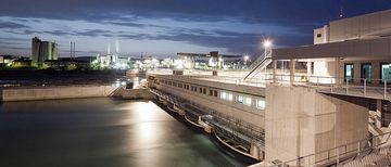 Hochrhein Wasserkraftwerk von Energiedienst in Rheinfelden Das Hochrhein Wasserkraftwerk von Energiedienst in Rheinfelden in der Abenddämmerung. Das Kraftwerk produziert Ökostrom aus der Kraft des Flusses Rheins.