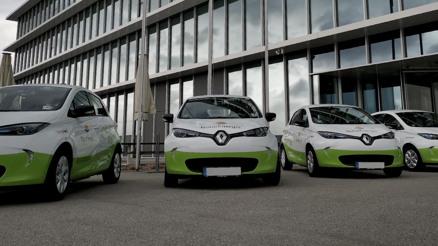 NaturEnergie Elektrofahrzeugflotte vor Energiedienst Bürogebäude 