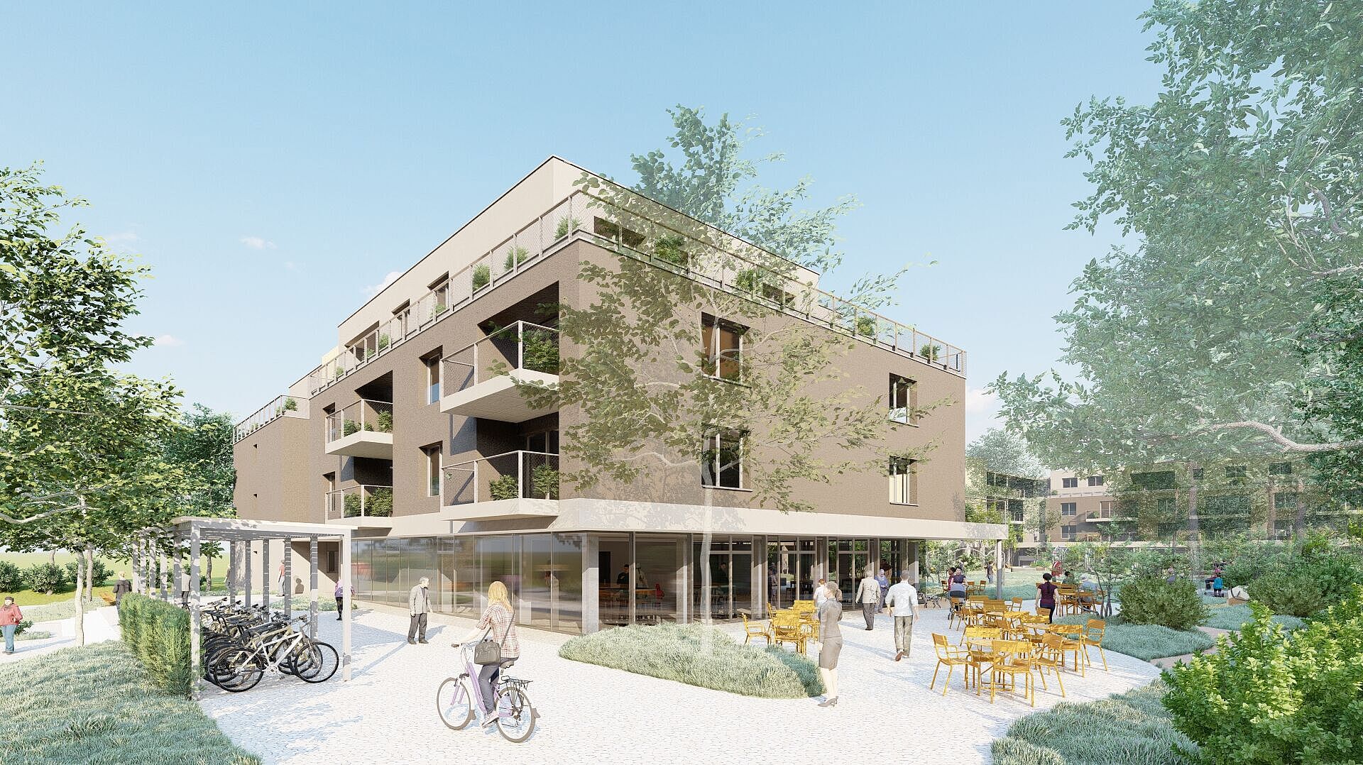 Mehrstöckiges Wohnhaus mit Balkonen, Menschen und Fahrrädern davor, grüne Umgebung