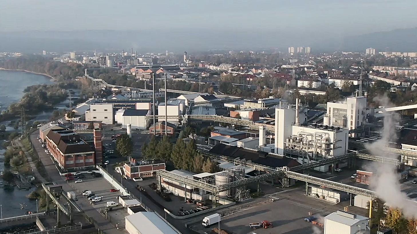 Luftaufnahme eines Industriegebietes in Rheinfelden mit Rhein-Ansicht