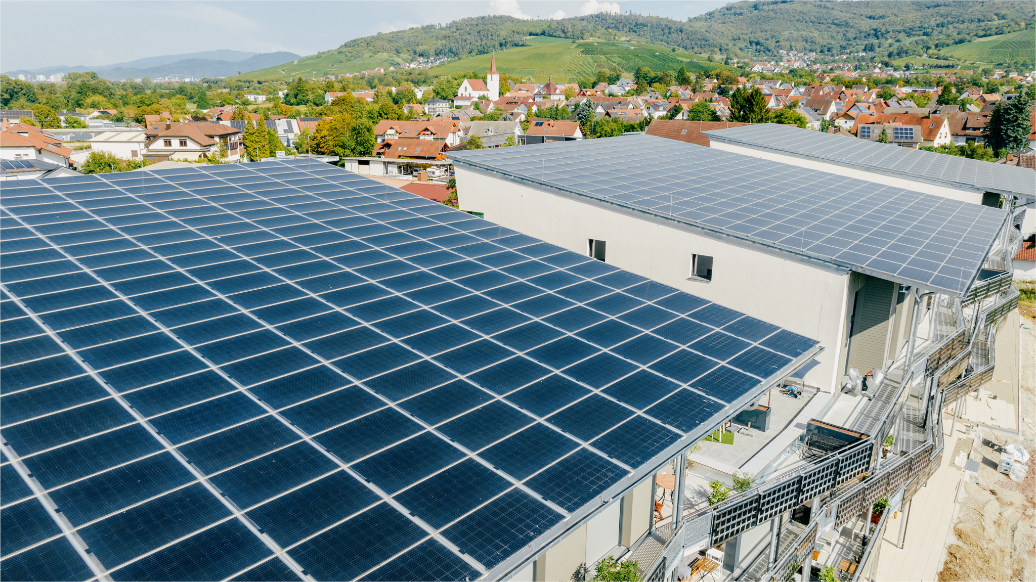 das bild zeigt ein Dächer, die komplett mit Photovoltaik bedeckt sind